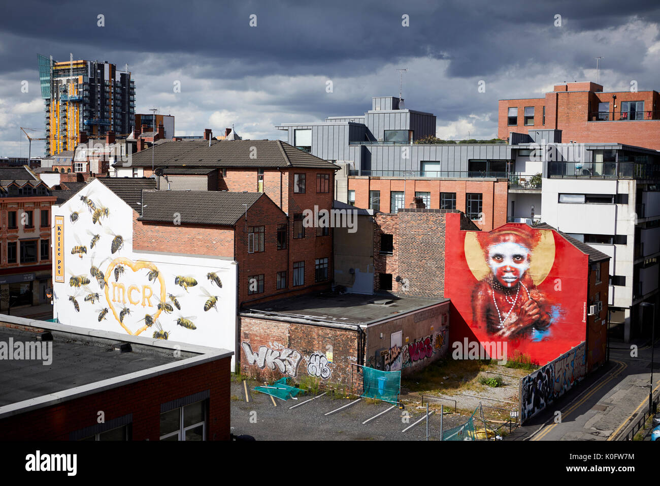 Barrio del norte de Manchester murales de graffiti en el Gable End de Koffee Pot 22 abejas representa cada uno de los inocentes que mueren por el artista Qubek Foto de stock