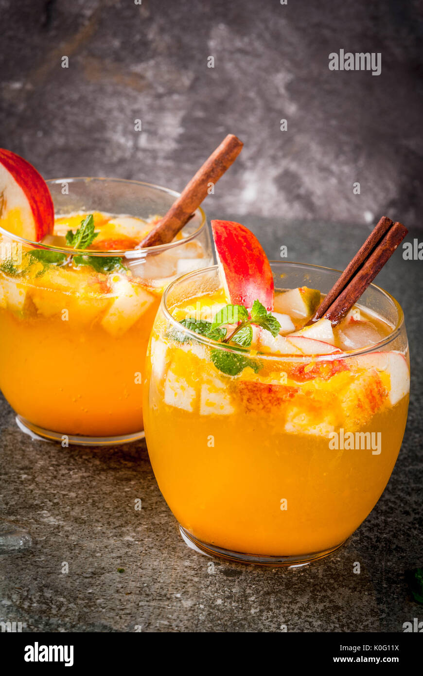 Caída tradicionales bebidas, cócteles mojito de sidra de manzana con menta,  canela y hielo. En black mesa de piedra, espacio de copia Fotografía de  stock - Alamy