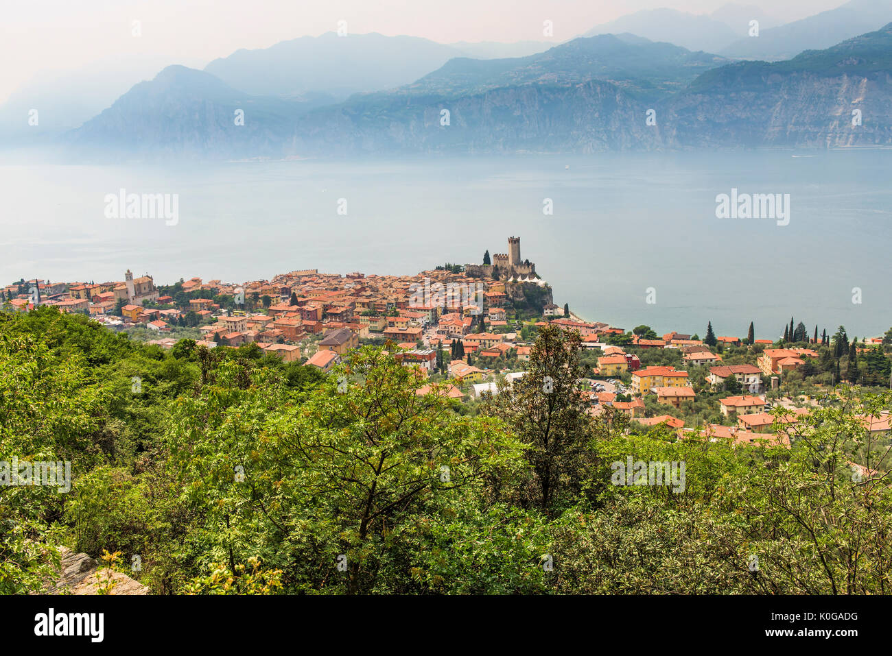 Una vista de Malcesine y el castillo del siglo xiv sentada en la orilla del hermoso lago de Garda en Italia, Europa Foto de stock