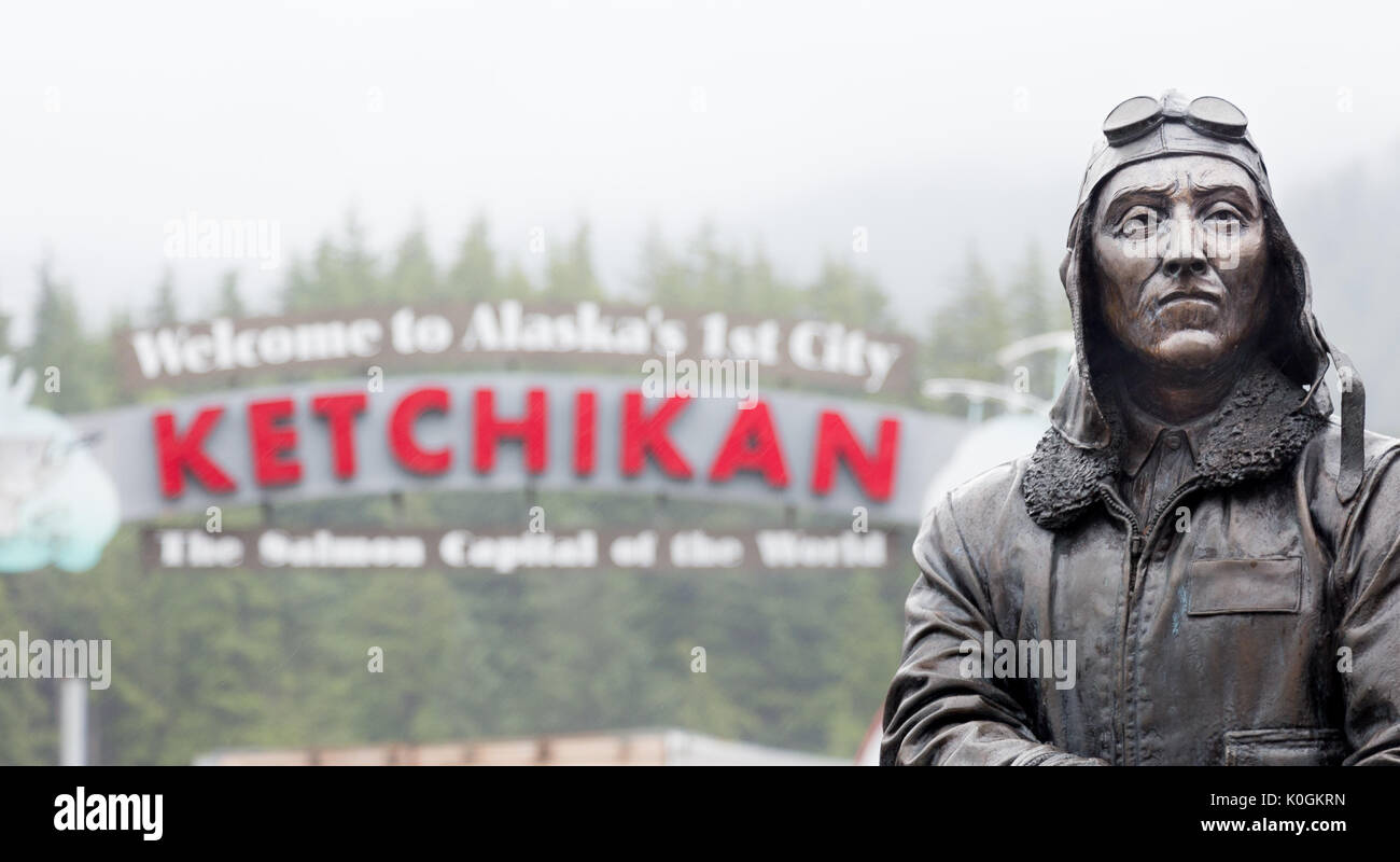 Ketchikan, Alaska, EE.UU. - julio 21th, 2017: cerca de aviador, desde las siete esculturas de tamaño real colocado en el puerto de ketchikan. Foto de stock