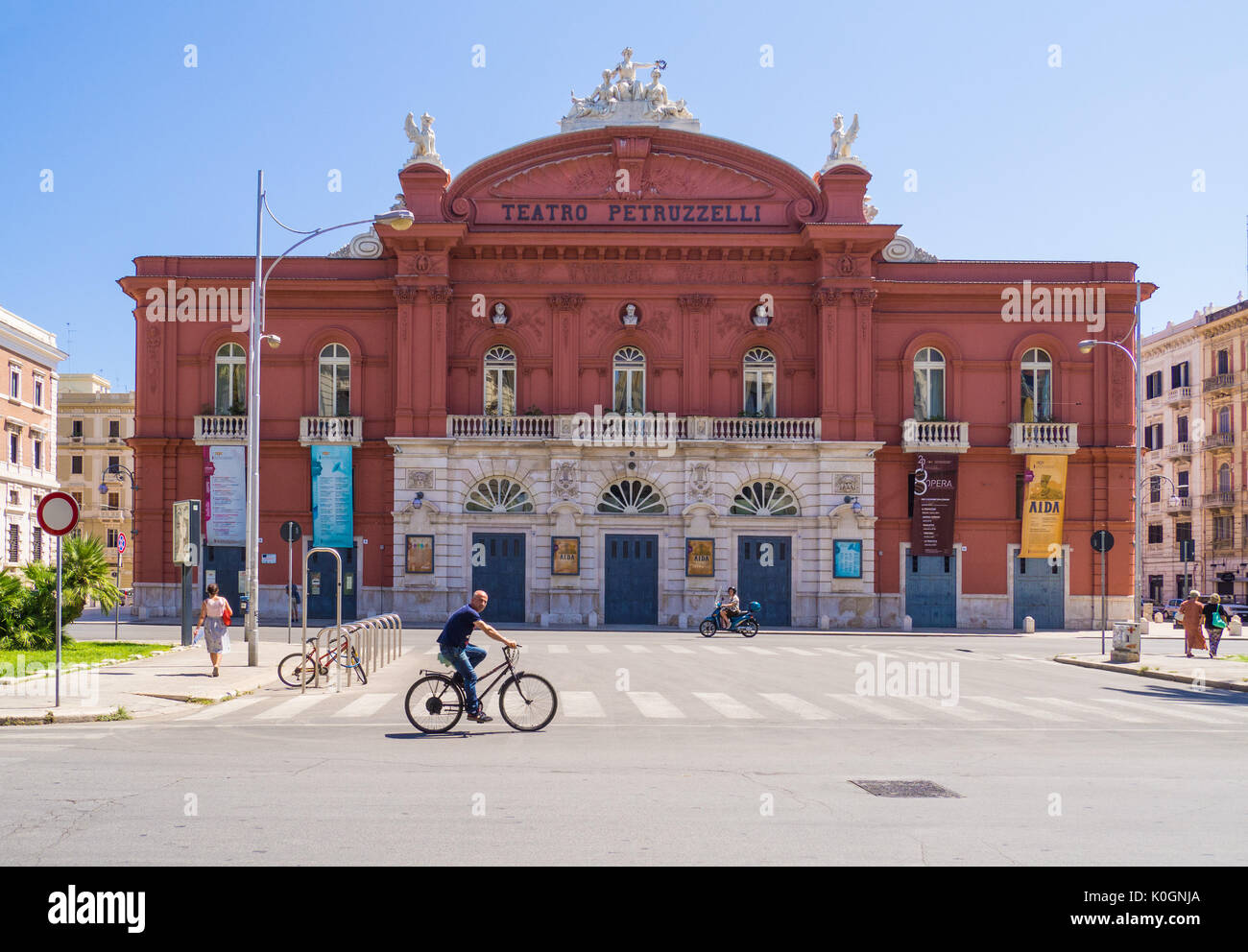 Bari, Italia - La capital de la región de Apulia, una gran ciudad en el mar Adriático, con centro histórico llamado Bari Vecchia y el famoso Waterfront Foto de stock