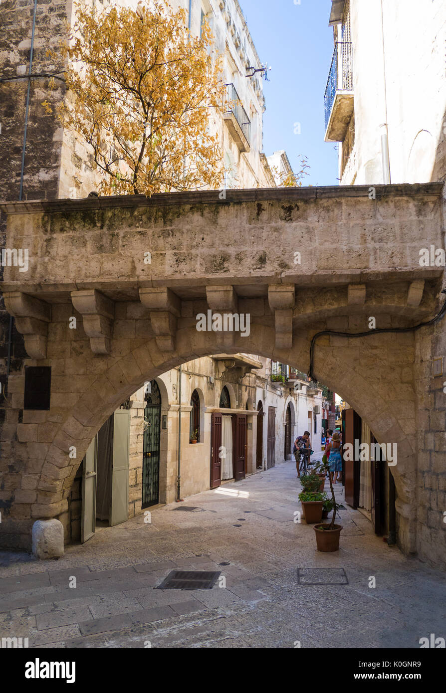 Bari, Italia - La capital de la región de Apulia, una gran ciudad en el mar Adriático, con centro histórico llamado Bari Vecchia y el famoso Waterfront Foto de stock