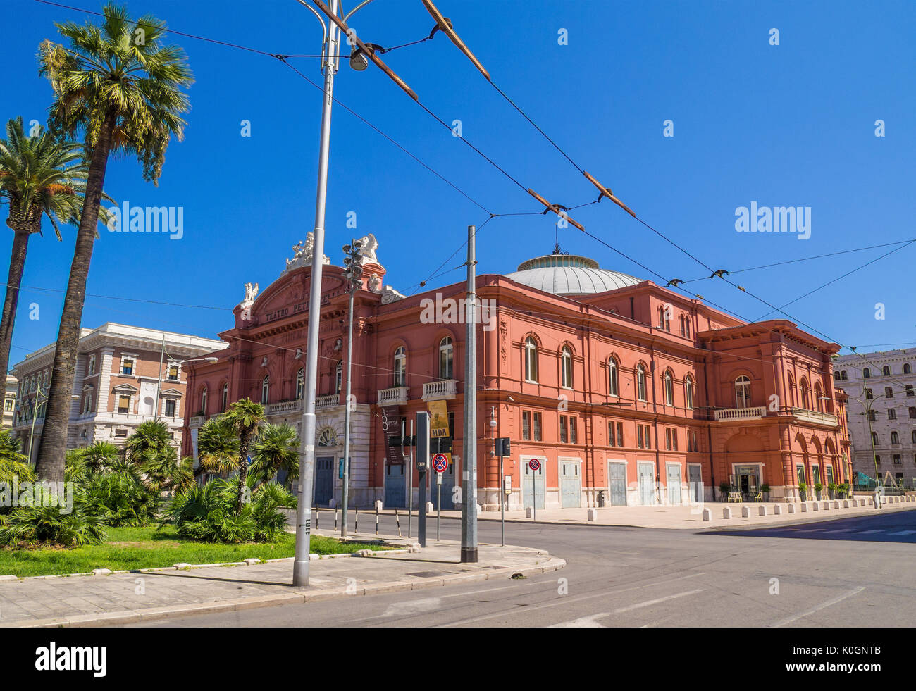 Bari, Italia - La capital de la región de Apulia, una gran ciudad en el mar Adriático, con centro histórico llamado Bari Vecchia y el famoso Waterfront Foto de stock