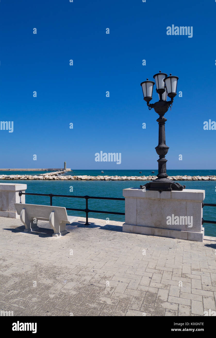 Bari, Italia - La capital de la región de Apulia, una gran ciudad en el mar Adriático, con centro histórico llamado Bari Vecchia y el famoso Waterfront Foto de stock