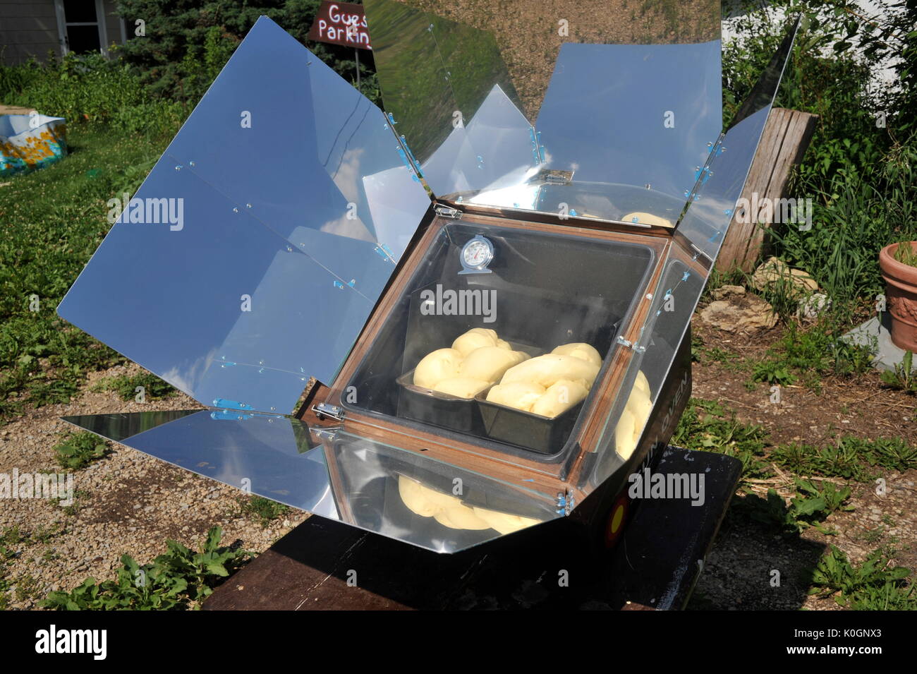 Hornear dos hogazas de pan fresco en un horno solar, donde el calor es  proporcionada únicamente por el sol golpea el horno hermético Fotografía de  stock - Alamy