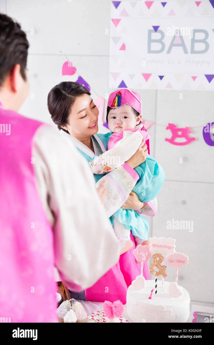 Armoniosa familia coreana en la primera fiesta de cumpleaños Foto de stock