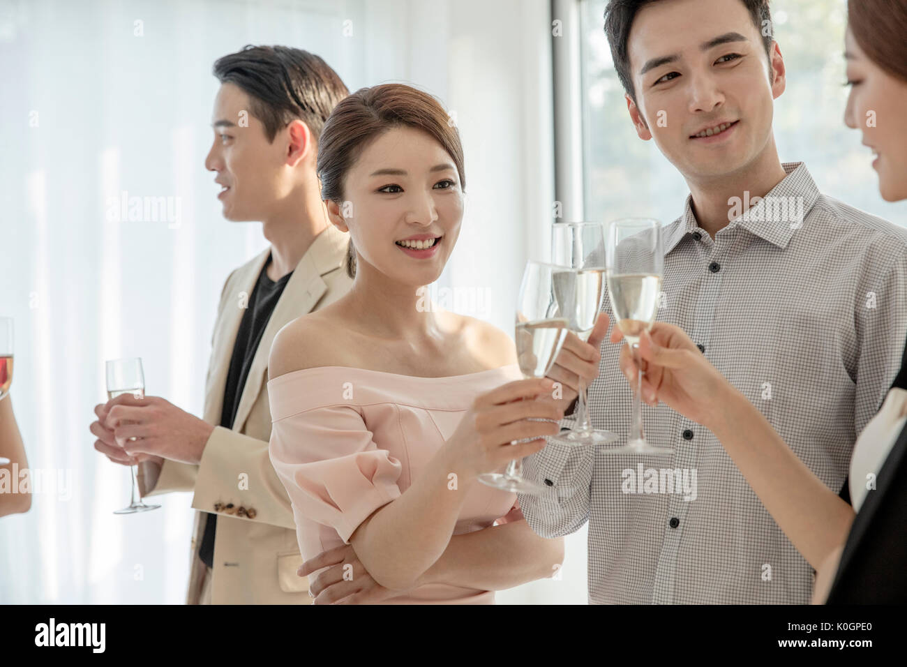 Retrato de joven gente sonriente con champagne copas disfrutando de una fiesta Foto de stock
