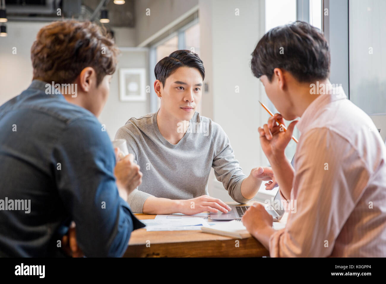 Retrato de tres empresarios tener una reunión en la oficina Foto de stock