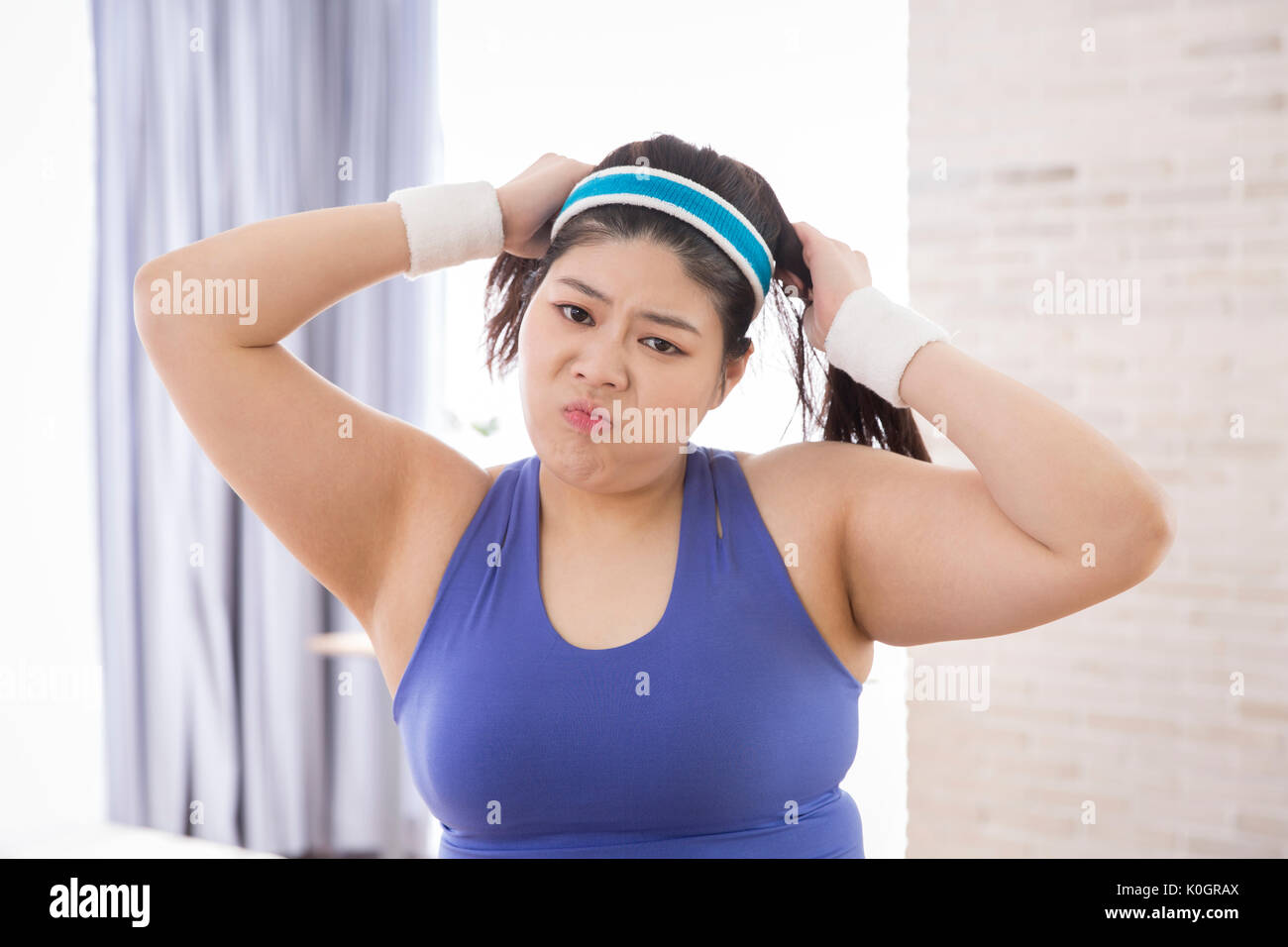 Retrato de joven mujer grasa estresante Foto de stock