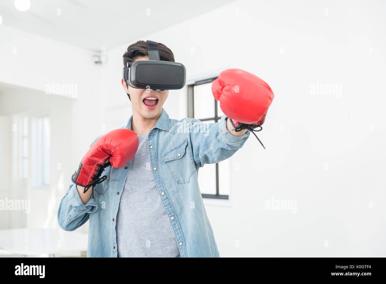 Retrato del hombre sonriente disfrutando de juegos de realidad virtual Foto de stock