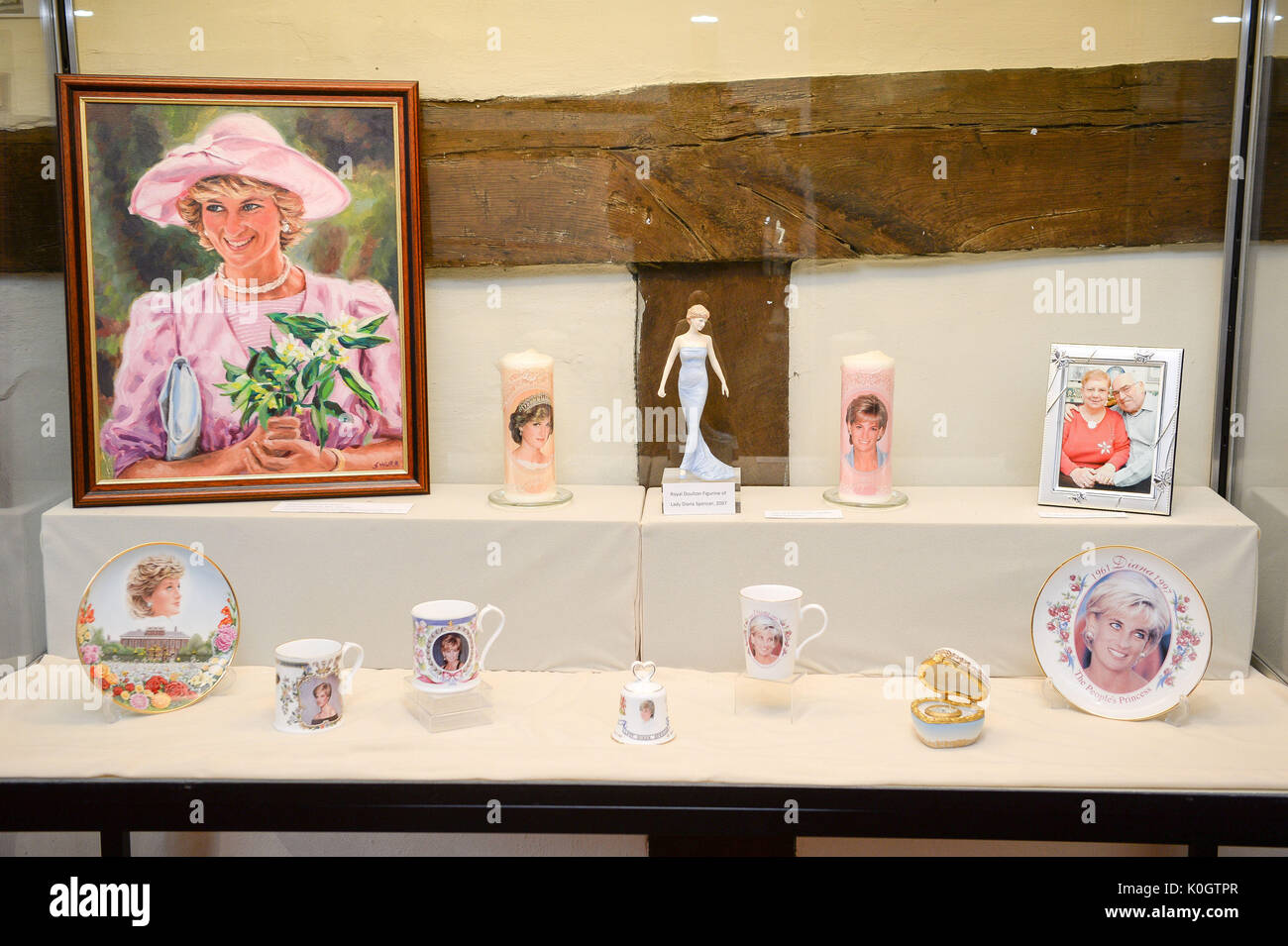 Diana, Princesa de Gales, memorabilia en el Gloucester vida museo donde se exhibe una exposición para conmemorar el 20º aniversario de hito de la muerte de la princesa. Foto de stock