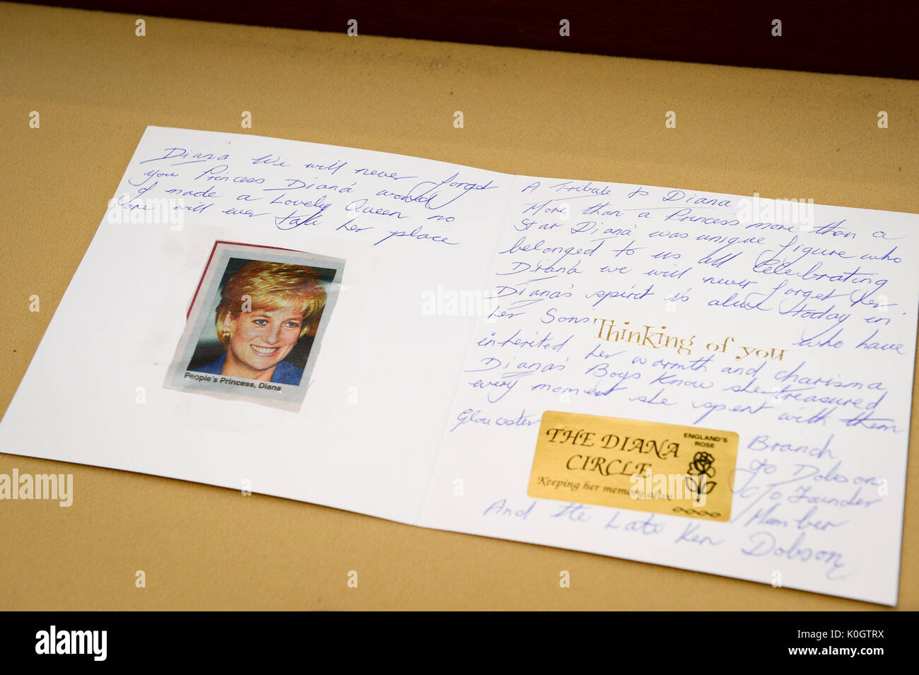 Un homenaje de la tarjeta en el círculo de Diana en exhibición en el Museo de la vida de Gloucester donde una exposición de Diana, Princesa de Gales, memorabilia está en la pantalla para marcar el Hito 20 aniversario de la muerte de la princesa. Foto de stock