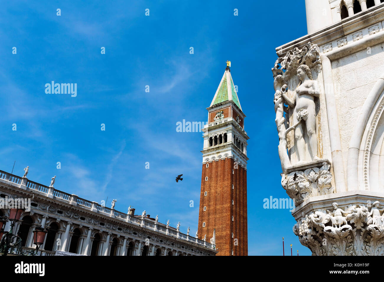 El Campanario de San Marcos - Campanile; Venecia, ubicado en la Piazza San Marco. Es uno de los símbolos más reconocibles de la ciudad. Foto de stock