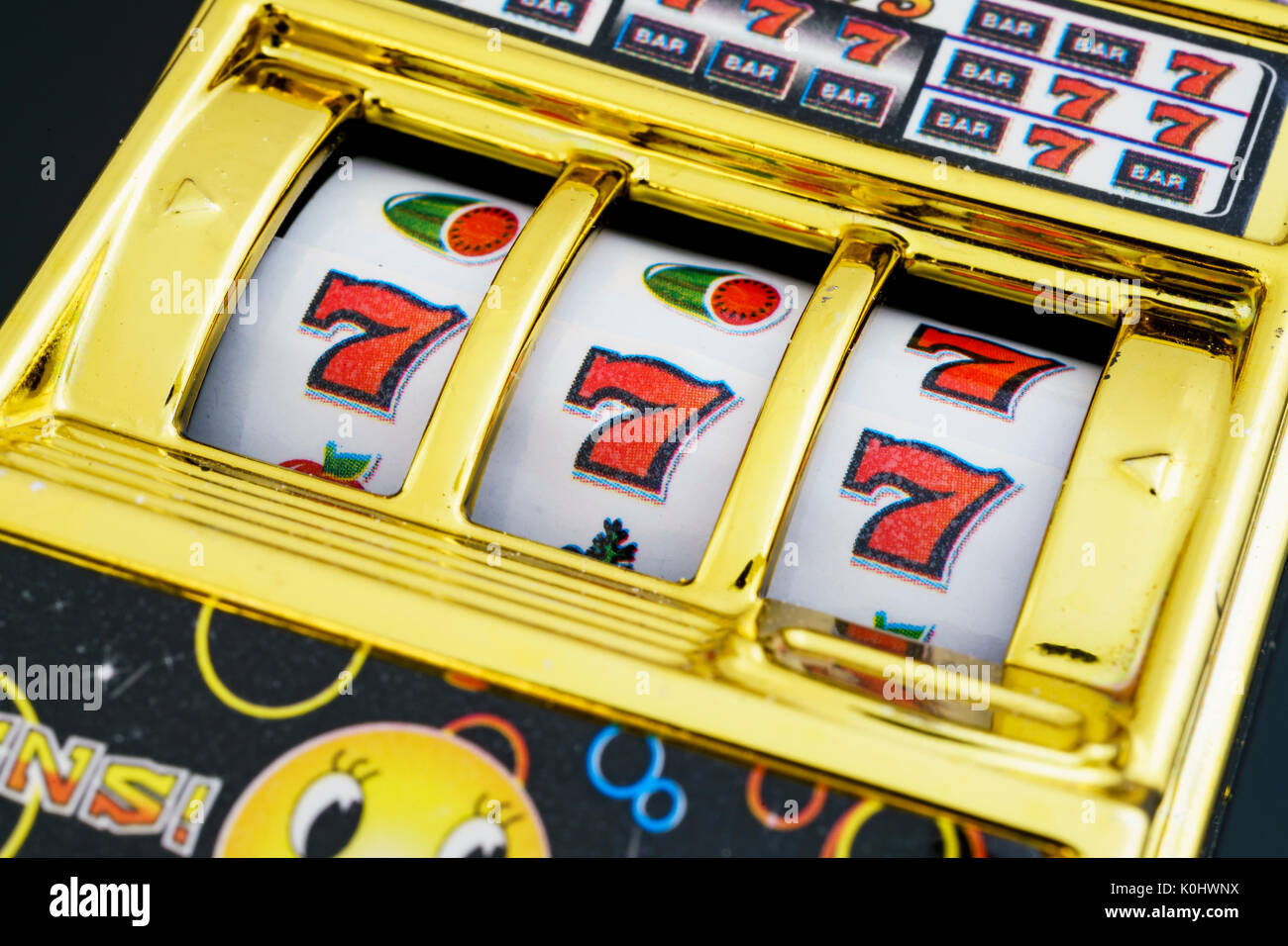 Cerca de disparar un modelo de juego (slot machine) con ganar un gran premio Foto de stock