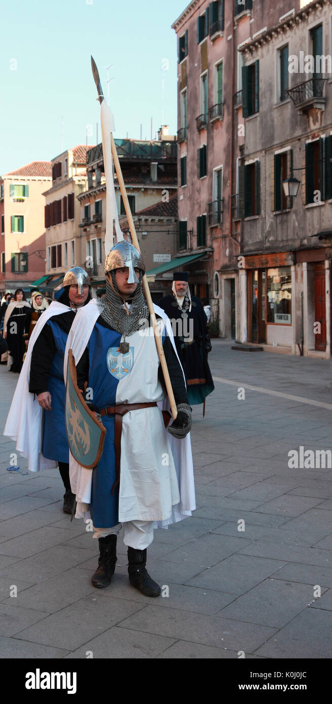 Venecia,Italia,26 de febrero de 2011: joven disfrazado como un abanderado  medievales marchando en un desfile de disfraces en el Sestiere Castello en  Venecia,durante Fotografía de stock - Alamy