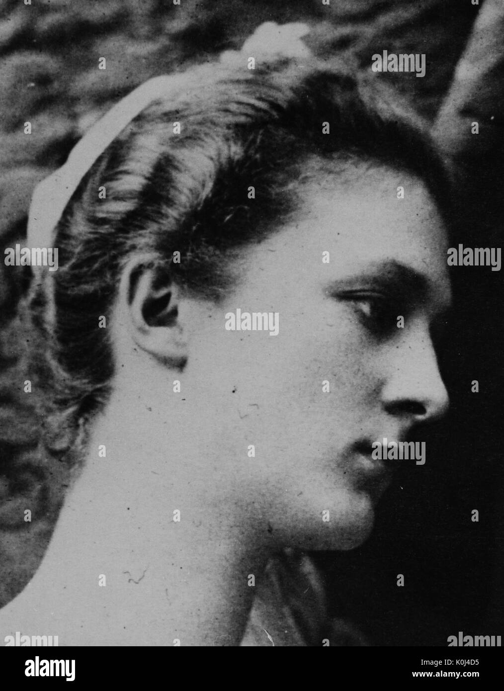 Disparo a la cabeza de María Thom, una foto de su perfil se inclina hacia la izquierda, fuera, llevaba una gorra blanca, mirando con anhelo. 1918. Foto de stock