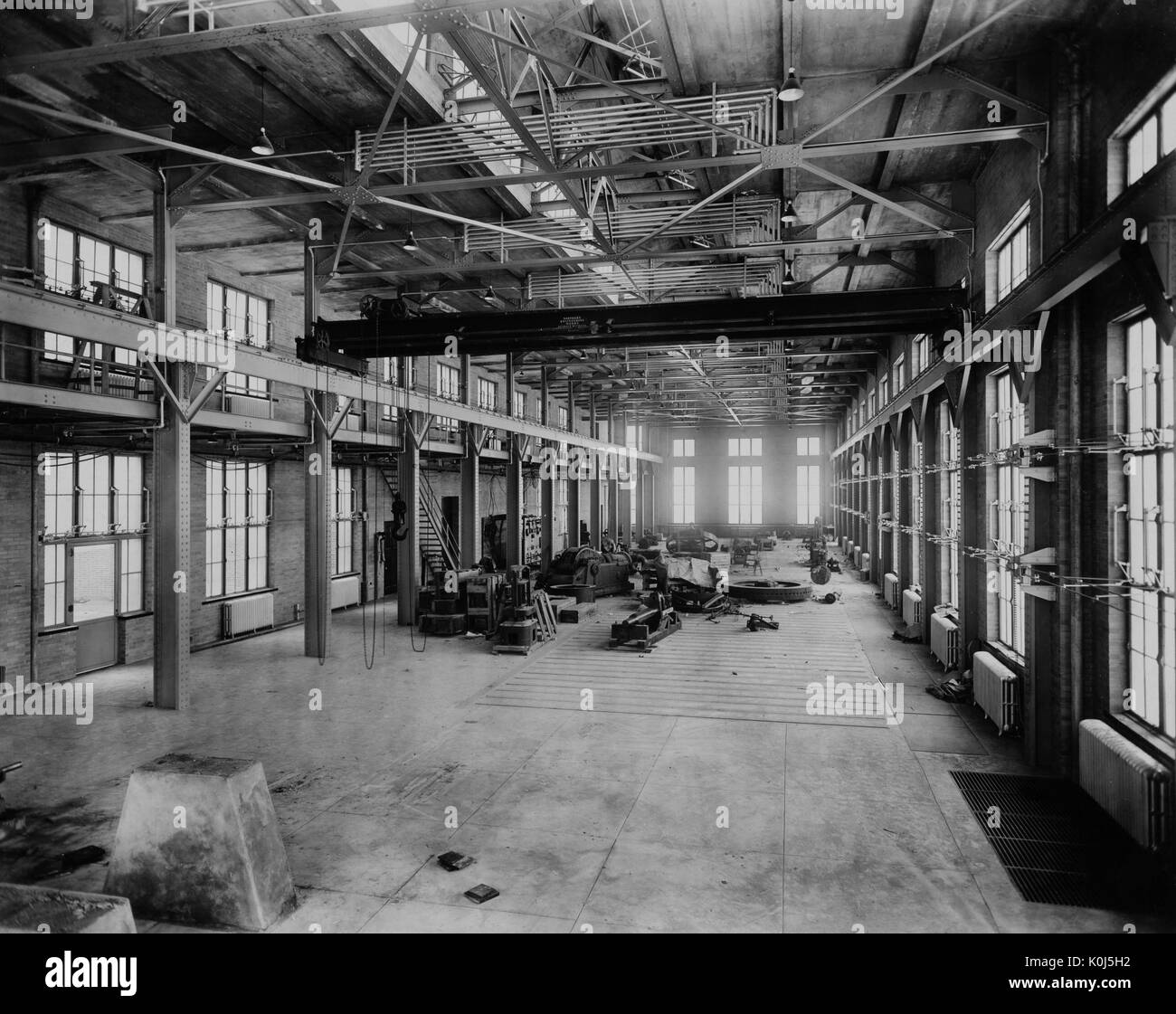 Fotografía del interior de la sala de máquinas, un espacio adjunto al primer edificio de ingeniería de la Universidad Johns Hopkins, significó para la vivienda maquinaria pesada que podrían ser utilizados para experimentación. 1915. Foto de stock