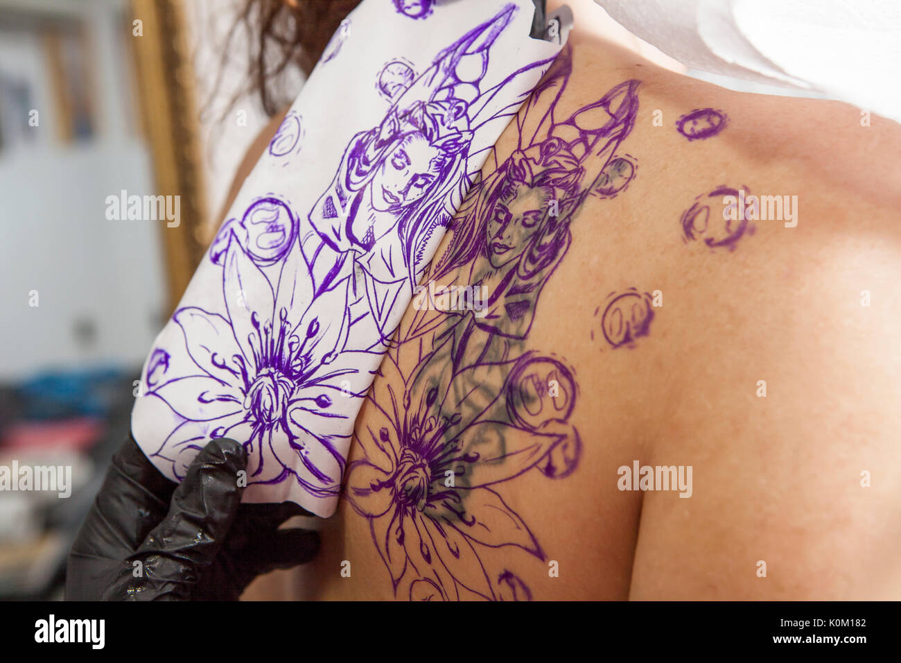 Transfer tattoo fotografías e imágenes de alta resolución - Alamy