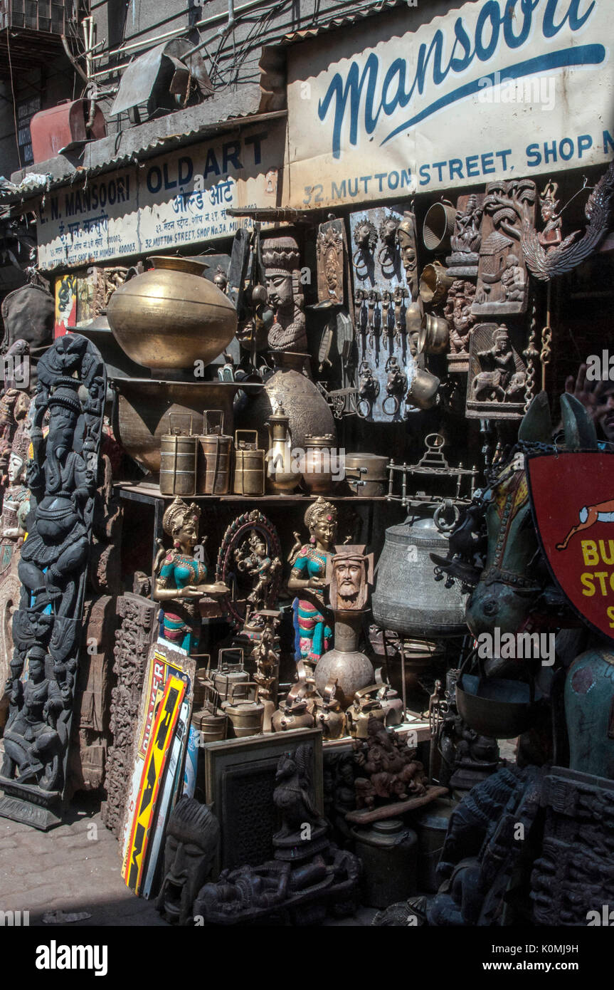 Tienda de Curiosidades y artefactos, chor bazaar, Mumbai, Maharashtra, India, Asia Foto de stock