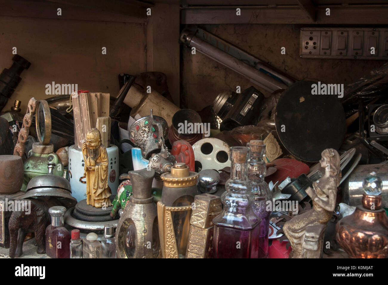 Curiosidades antiguas y artefactos en Chor Bazaar, Mumbai, Maharashtra, India, Asia Foto de stock