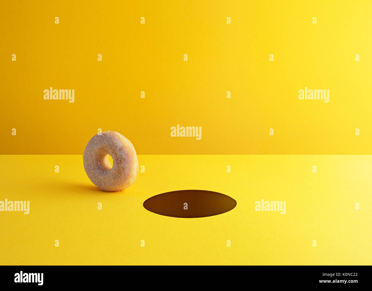Donut y agujero en tierra amarilla Foto de stock