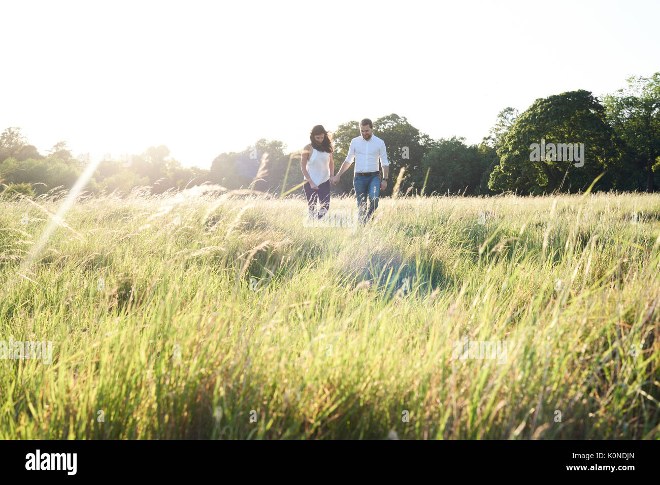 Hampstead Heath, Londres, Reino Unido, novio y novia relajarse paseando al aire libre, parque del sol en pareja Foto de stock
