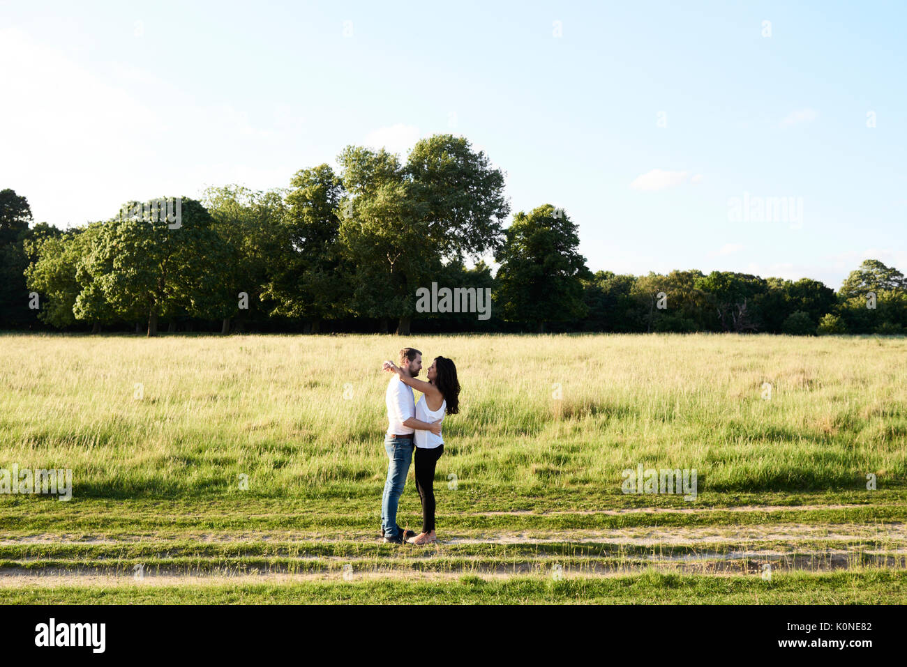 Hampstead Heath, Londres, Reino Unido, precioso momento pareja abrazada al aire libre, parque del sol en pareja Foto de stock