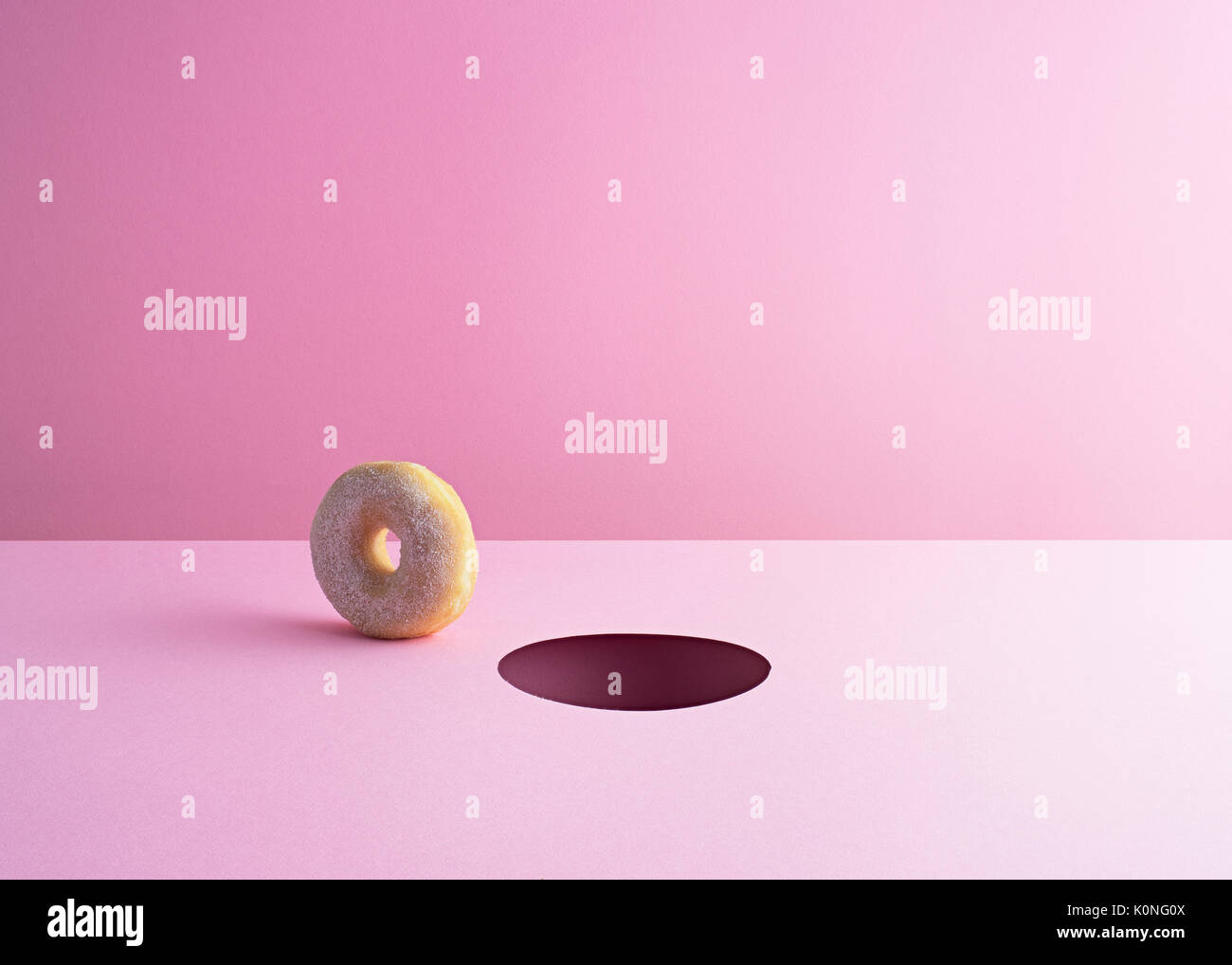 Donut y agujero en rosado Foto de stock