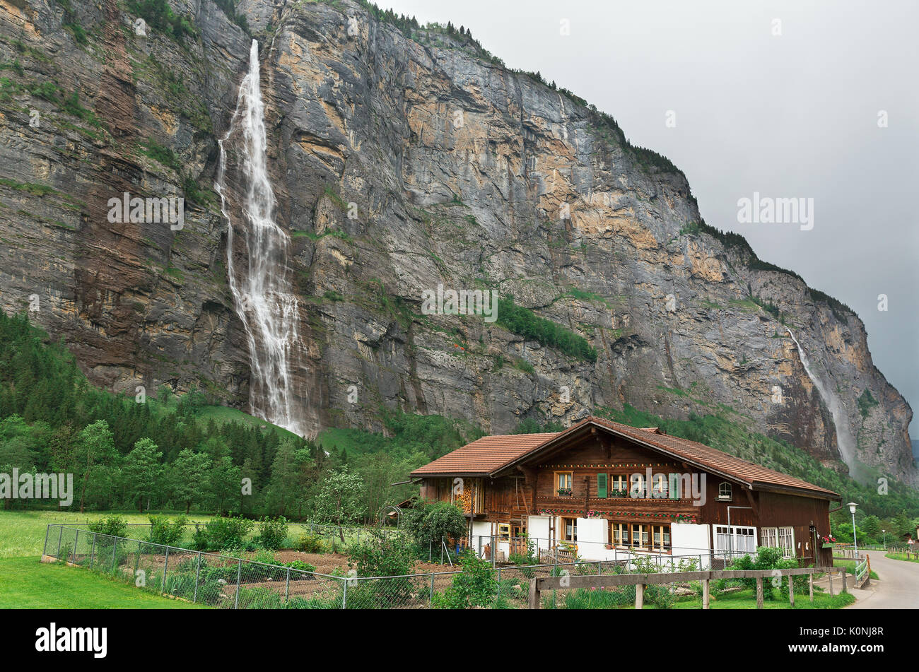 Hermoso paisaje del valle y cascadas, Suiza Foto de stock