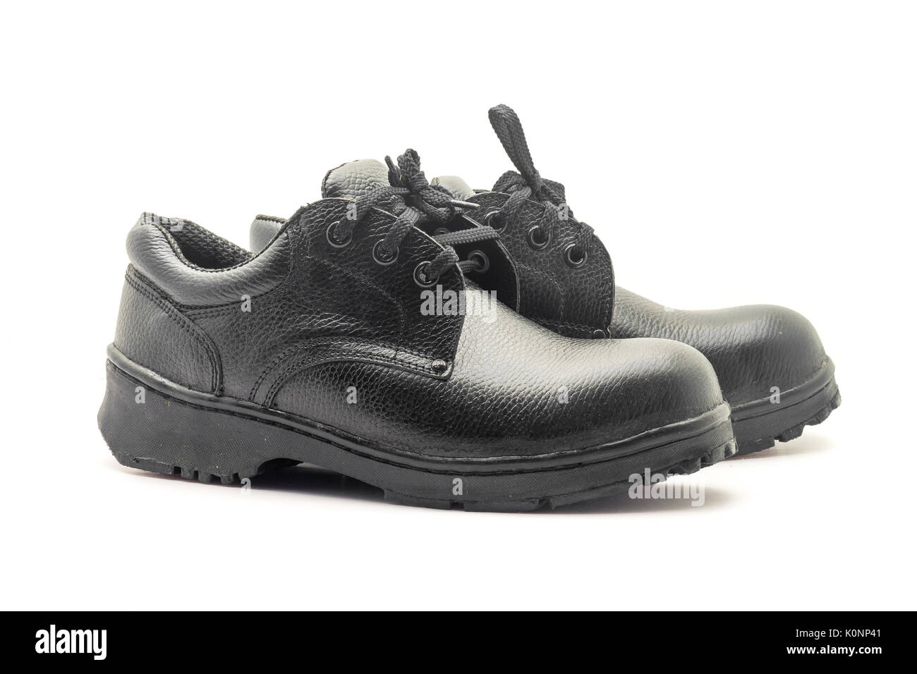 Ropa de trabajo protectora zapatos de seguridad negro sobre fondo blanco Fotografía de stock - Alamy