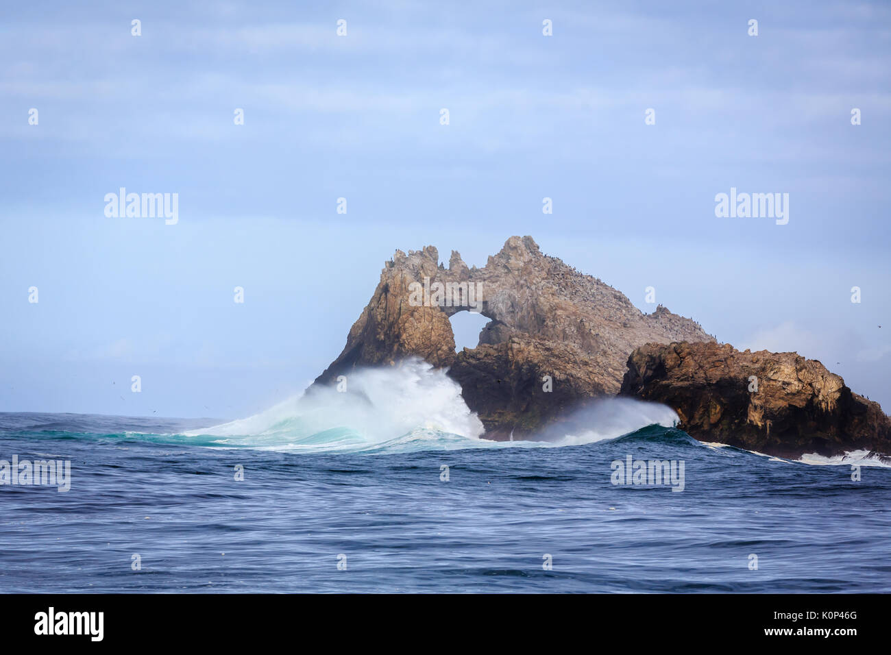 Islas Farallón mar pila con cerradura de la costa de San Francisco, en el Golfo de Farallon en un día soleado, claro Foto de stock
