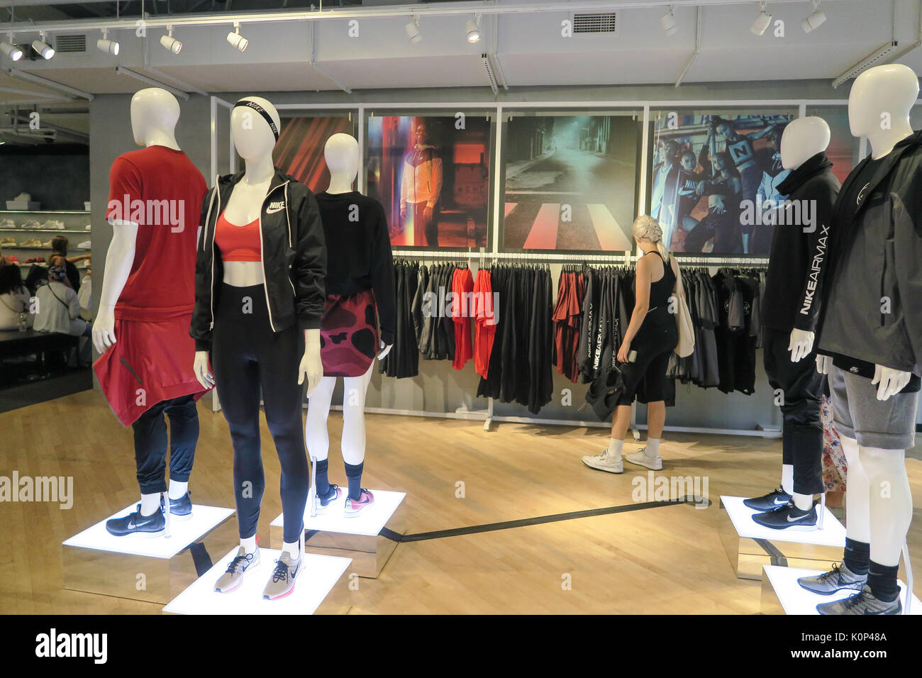 responsabilidad práctica Berenjena Nike Store de SoHo, NUEVA YORK, EE.UU Fotografía de stock - Alamy