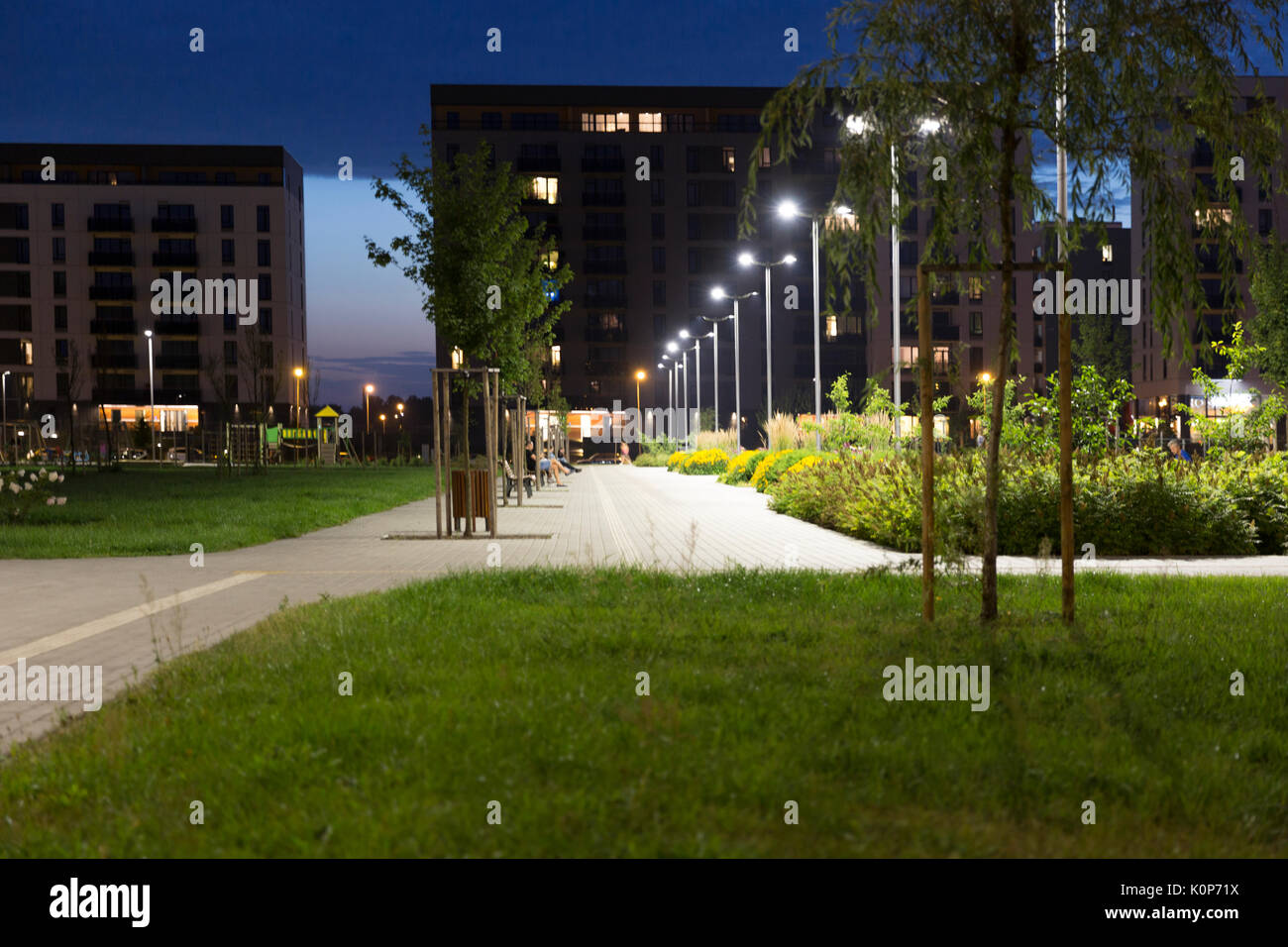 Vista de noche de nuevo y moderno barrio residencial con parque. Eco-friendly que viven en una ciudad. Foto de stock
