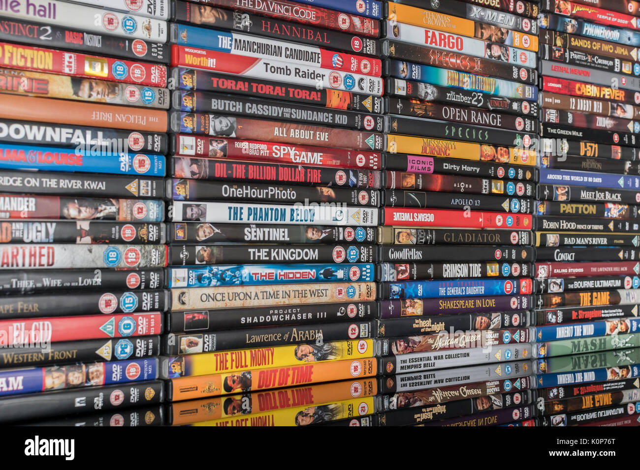 Pila de películas antiguas en DVD - para colección de DVD / películas, películas y entretenimiento en general, inventario y, potencialmente pirateados o falsos bienes. Foto de stock