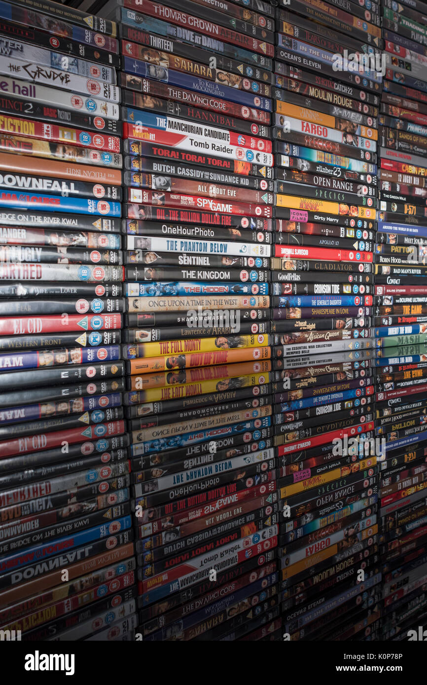 Pila de películas antiguas en DVD - para colección de DVD / películas,  películas y entretenimiento en general, inventario y, potencialmente  pirateados o falsos bienes Fotografía de stock - Alamy
