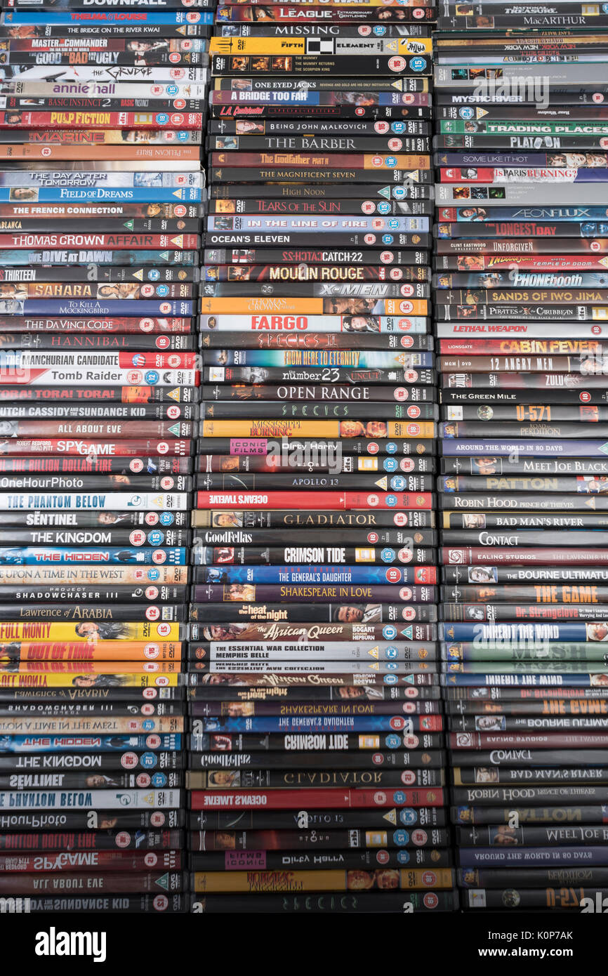 Pila de películas antiguas en DVD - para colección de DVD / películas,  películas y entretenimiento en general, inventario y, potencialmente  pirateados o falsos bienes Fotografía de stock - Alamy