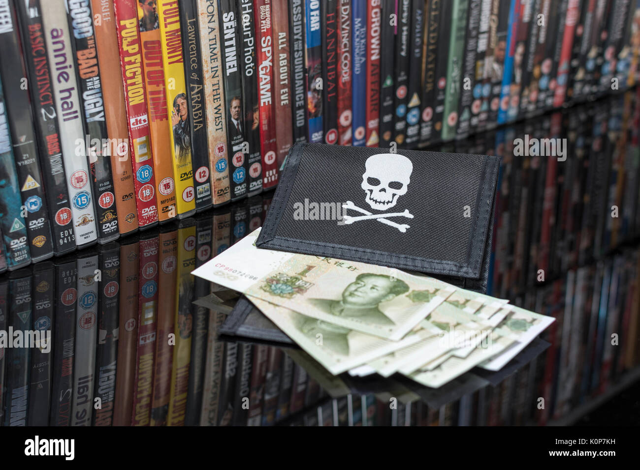 Películas de DVD apiladas & pirata negro monedero y el renminbi chino billetes. Metáfora chino IP Copyright Theft, EEUU-China guerra comercial, China la piratería. Foto de stock