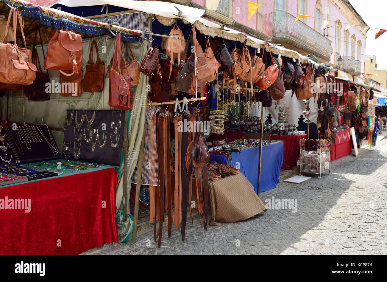 Prueba de Derbeville Inodoro fama Mercadillo de puestos de venta de souvenirs, bolsas y Silves, en el  Algarve, Portugal Fotografía de stock - Alamy