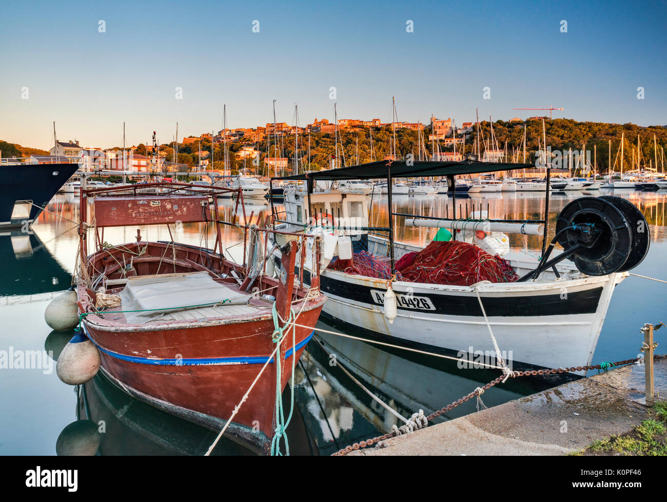 Barcos de pesca en la marina al amanecer en Porto-Vecchio, Corse du Sud, Córcega, Francia Foto de stock