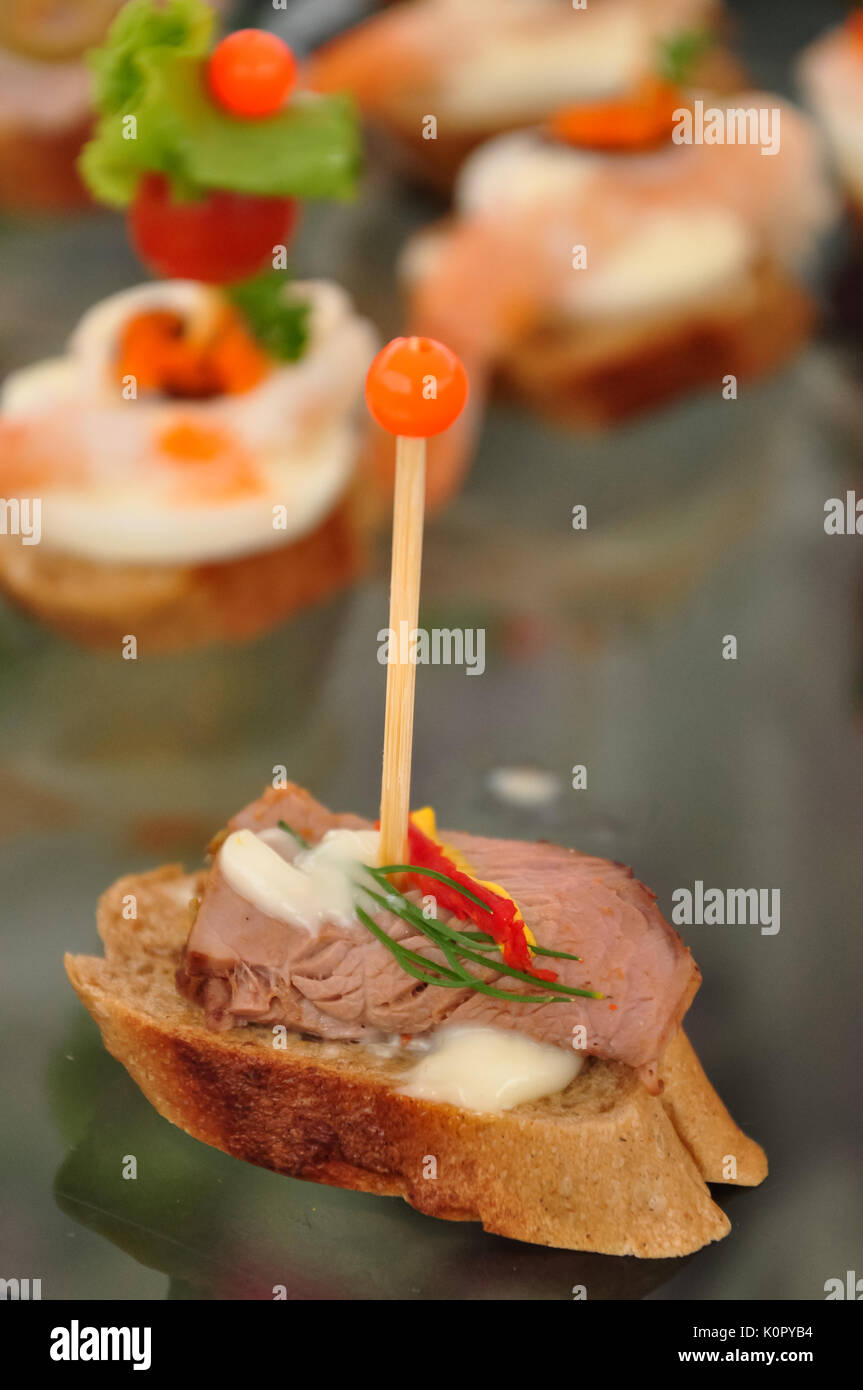 Un canapé también pueden ser contempladas como alimento del dedo dedo, aunque no todos los alimentos son canapés. Foto de stock