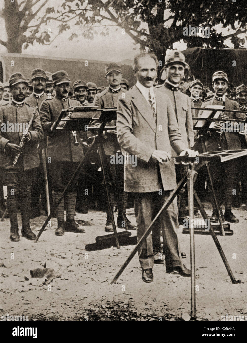 Arturo Toscanini, en la I Guerra Mundial la realización de concierto para las tropas italianas. Aquí él está con una banda militar. Conductor italiano, 1867-1957 Foto de stock