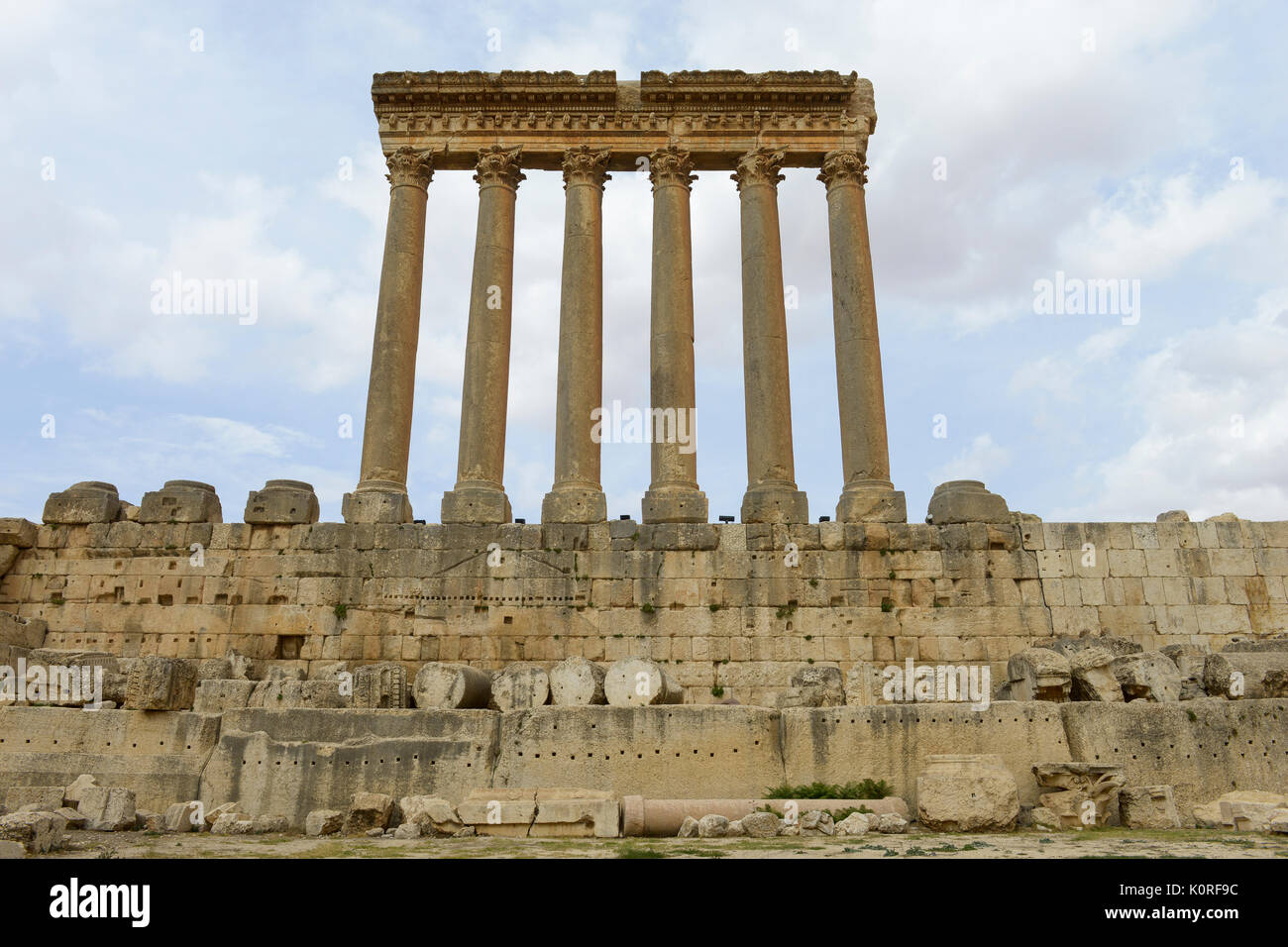 El Líbano Baalbek, en el valle de Beqaa, patrimonio mundial de la UNESCO Sitio templo rumano Baalbek Heliopolis, seis pilares del templo de Júpiter / LÃ bano Baalbek en Bekaa der Ebene, Altertum und UNESCO roemische Welterbe Tempelanlage Baalbek/Heliópolis, sechs Saeulen des Júpiter Tempel Foto de stock