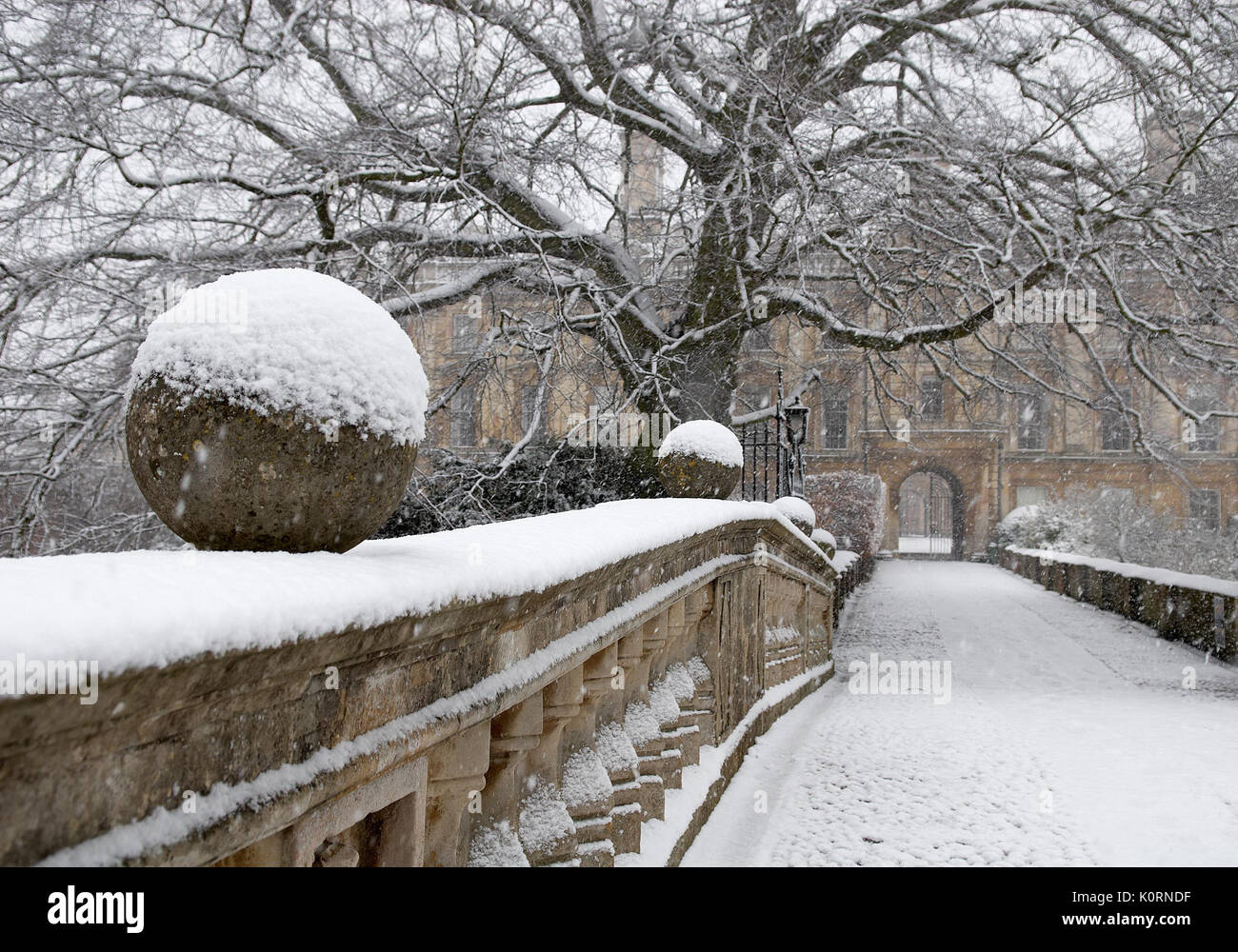 Puente de Clare College Cambridge en la nieve. Foto de stock