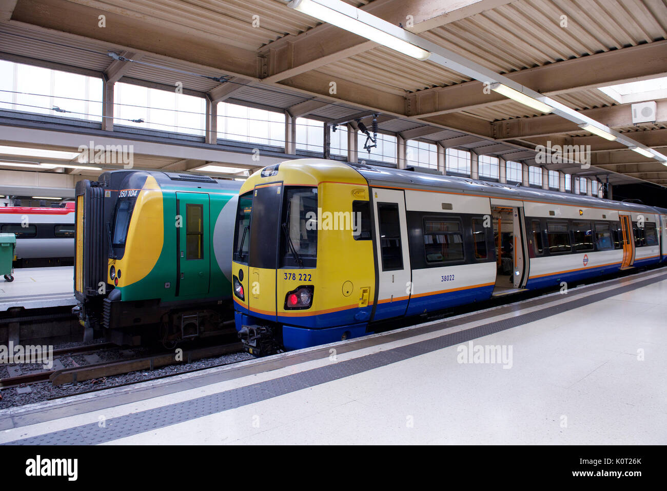 Londres Londres superficial y Midland trenes a London Euston Station Foto de stock