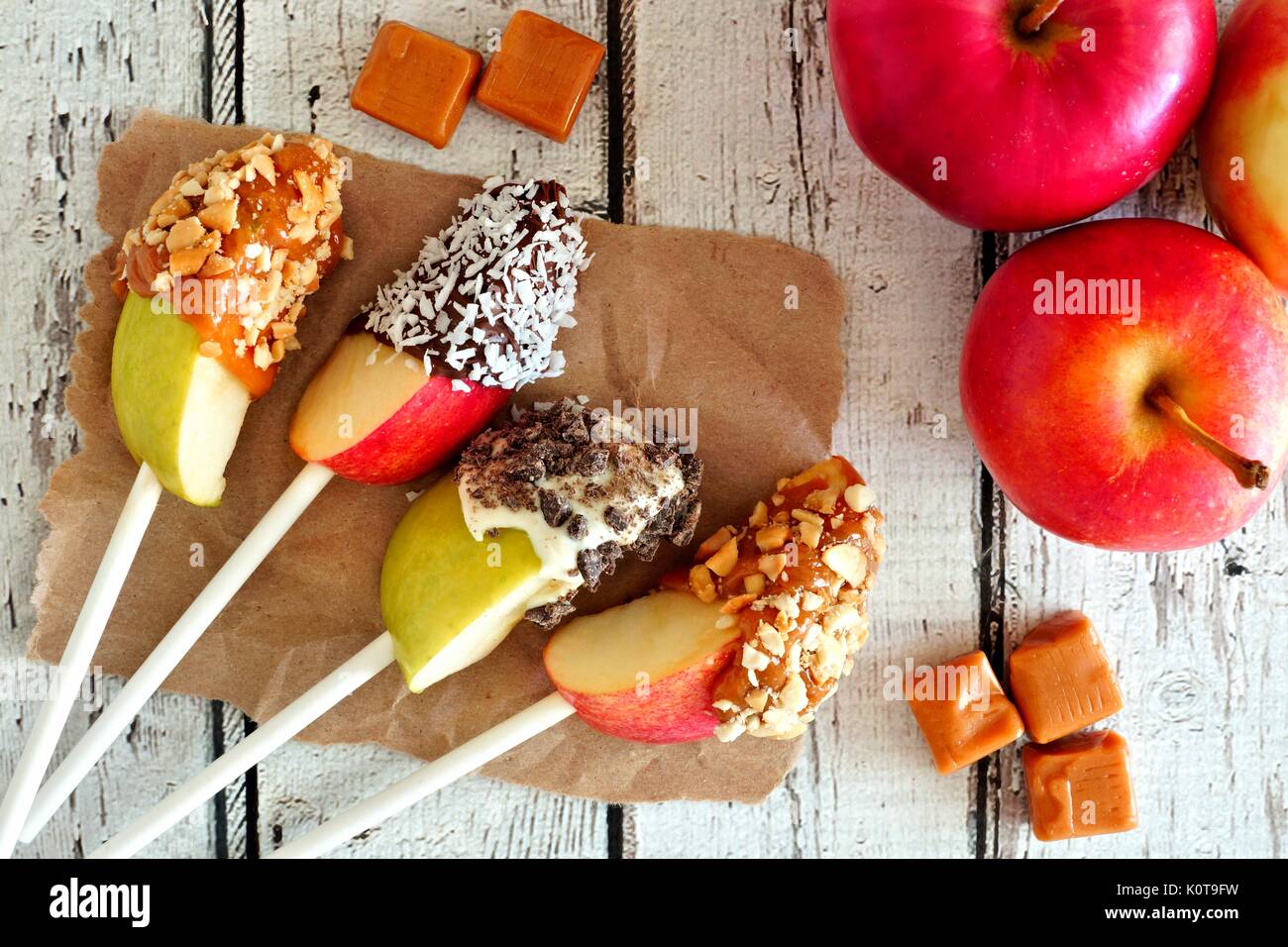 Manzanas De Caramelo Rojas Dulces Americanos Tradicionales Para Los Niños  En La Navidad Imagen de archivo - Imagen de venta, recuerdo: 82937447