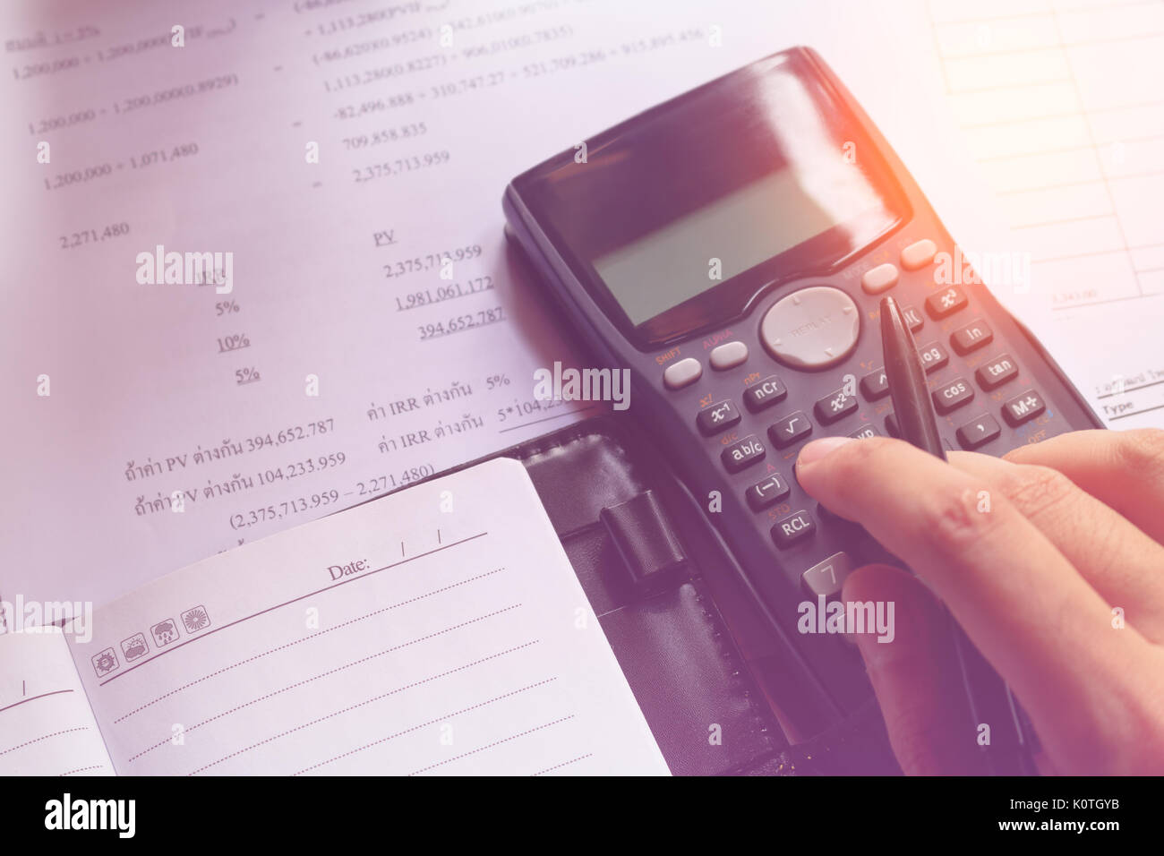 Ahorro, finanzas, economía y el concepto de oficina, hombre de negocios con  una calculadora para calcular los números, vintage, enfoque suave tono  Fotografía de stock - Alamy