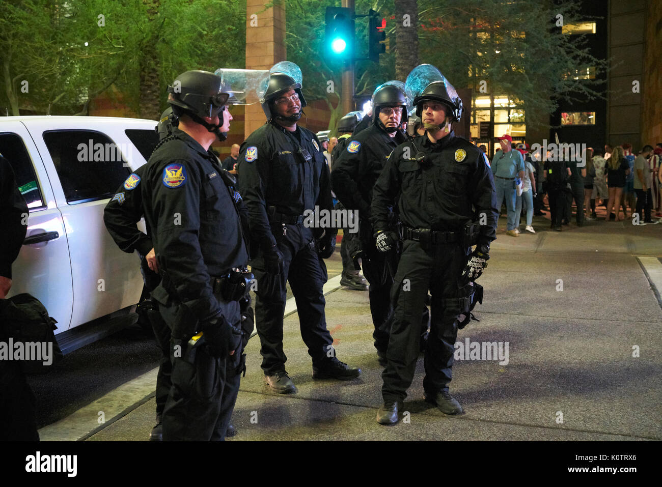 Trump Rally en Phoenix, Arizona, los manifestantes y simpatizantes Foto de stock