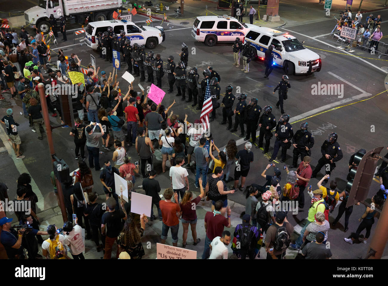 Trump Rally en Phoenix, Arizona, los manifestantes y simpatizantes Foto de stock
