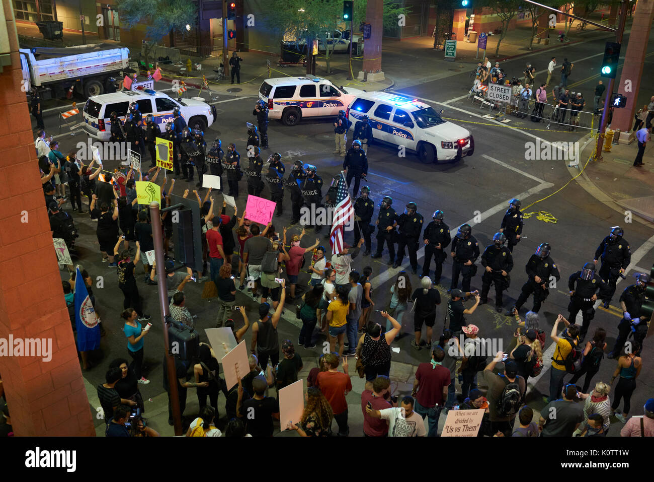 Trump Rally en Phoenix, Arizona, los manifestantes y simpatizantes Foto de stock