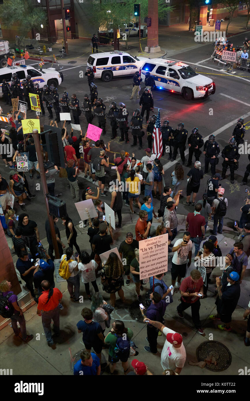 Trump Rally en Phoenix, Arizona, los manifestantes y simpatizantes Foto de stock